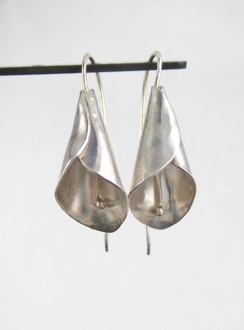 Cala Lilien Blumen in Sterling Silber Ohrringe Made To Order von StormFlightDesigns