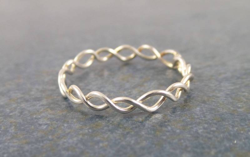 Schlichter Drehring, Stapelbar, Silber 925, Band von StormFlightDesigns