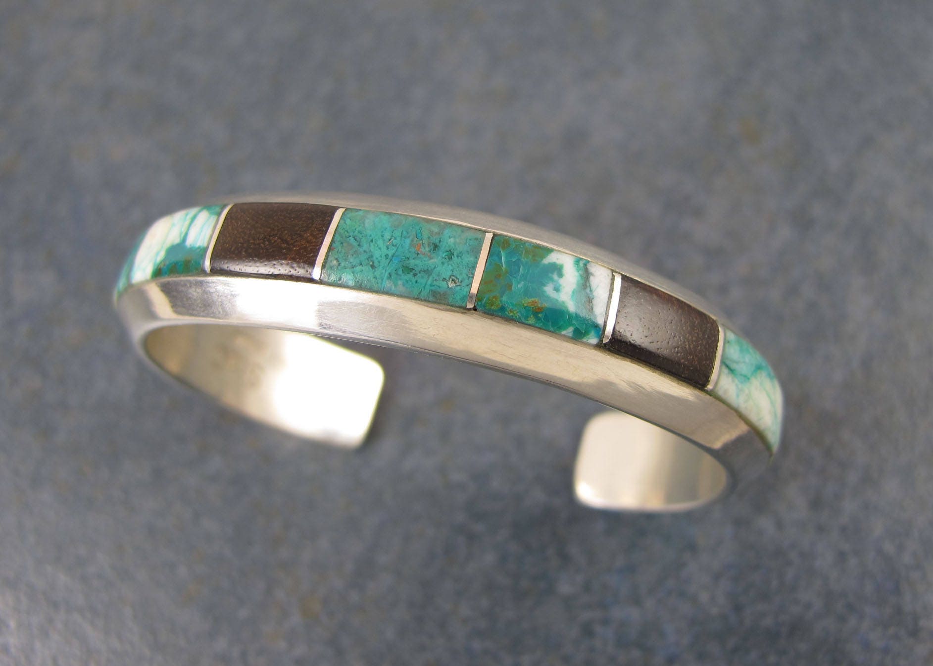 Stein Inlay Manschette Armband, Statement Sterling Silber, Blau Grün, Holz Stein Inlay Manschette Armband, Statement Sterling Silber, Blau Grün, Holz von StormFlightDesigns