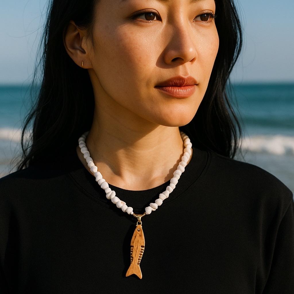 Boho Perlenkette Fisch Anhänger Aus Holz, Einstellbar Lederband von StoryBijou