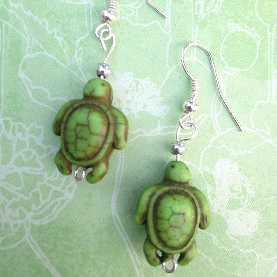 Grüne Schildkröte Ohrringe, Strand Schmuck, Ohrclips, Tween Geschenke, Titanium Steinschildkröte Anhänger, Kinder Sterling von StoryBookEarrings