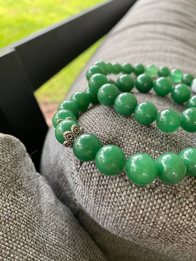 Paar Echte Jade-Armbänder. 10 Und 8 Mm Perlen. Elastisch, Passt Für Alle Größen von Stounzz