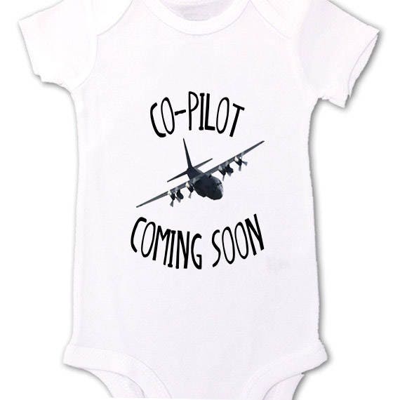 Co Pilot Kommt Bald Hemd Küstenwache C130 Flugzeug Neue Baby-Schwangerschaftsankündigung Co-Pilot Jet Flugzeugt-Shirt Personalisiertes Militär von StoykoTs