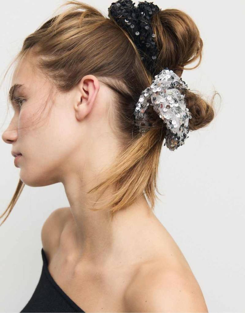 Stradivarius - 2er-Pack Scrunchie-Haargummis in Grau mit Paillettenbesatz von Stradivarius