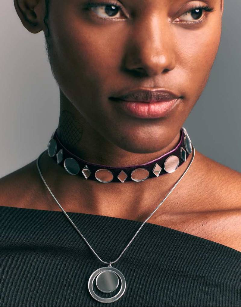 Stradivarius - 2er-Pack eng anliegende Halsbänder aus Samt in Grau von Stradivarius