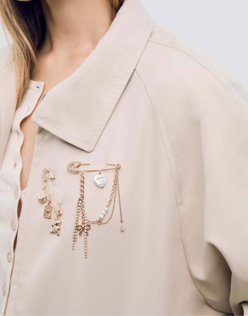 Stradivarius - 2er-Set Anstecker in Gold-Optik mit Stecknadel und Anhängern-Gelb von Stradivarius