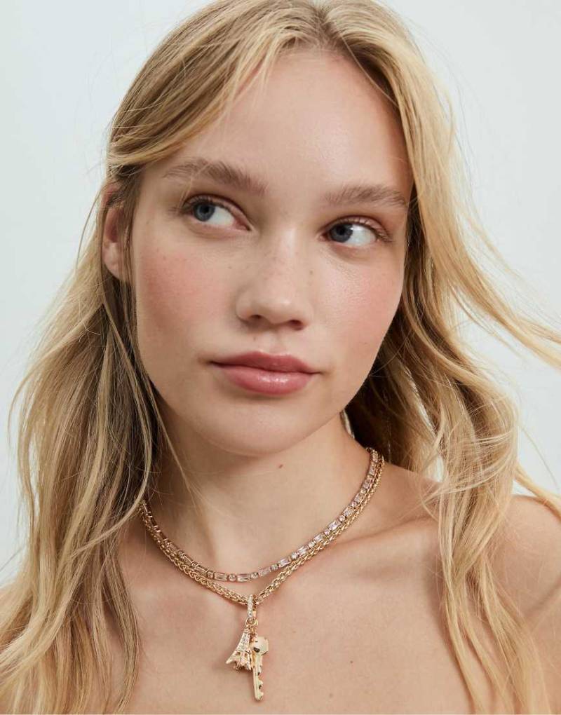 Stradivarius - 2er-Set goldfarbene Halsketten mit Strasssteinen und mehreren Anhängern-Gelb von Stradivarius