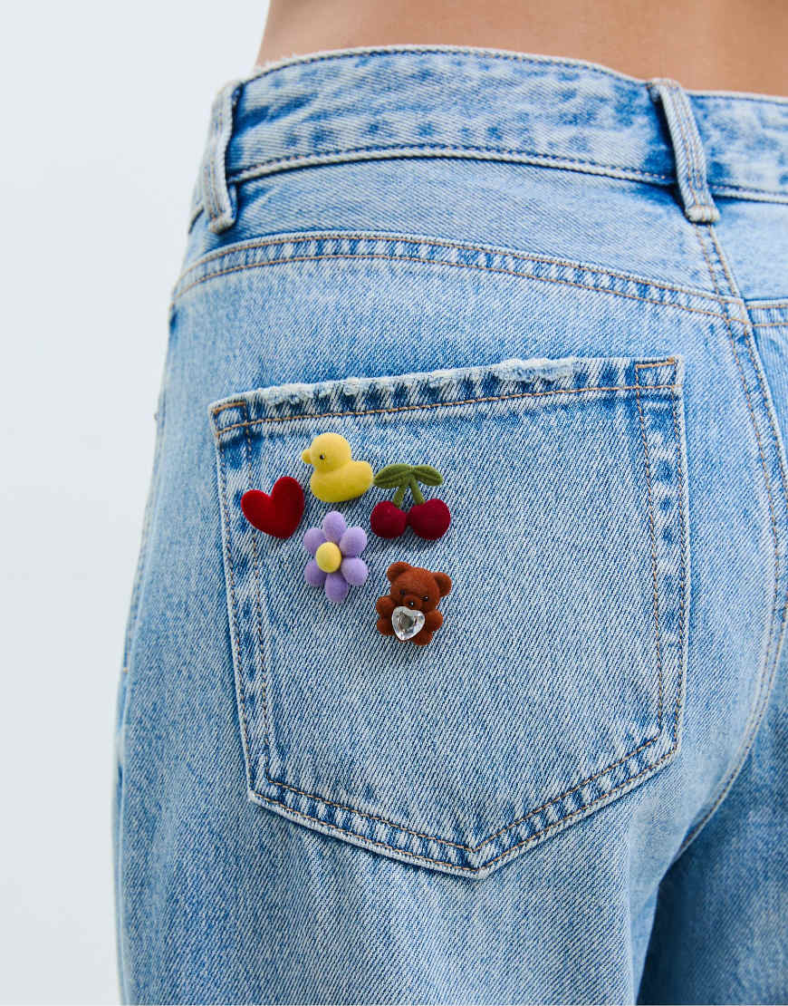 Stradivarius - 5er-Set kontrastierende Anstecker in Rot mit Bärenmotiv von Stradivarius