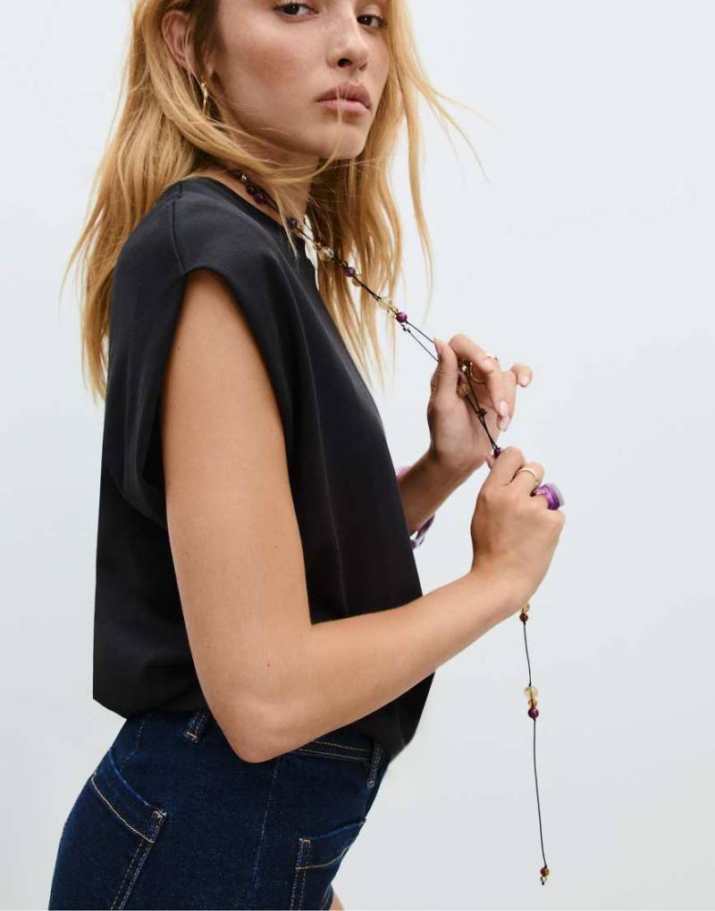 Stradivarius - Ärmelloses Basic-T-Shirt in Schwarz von Stradivarius