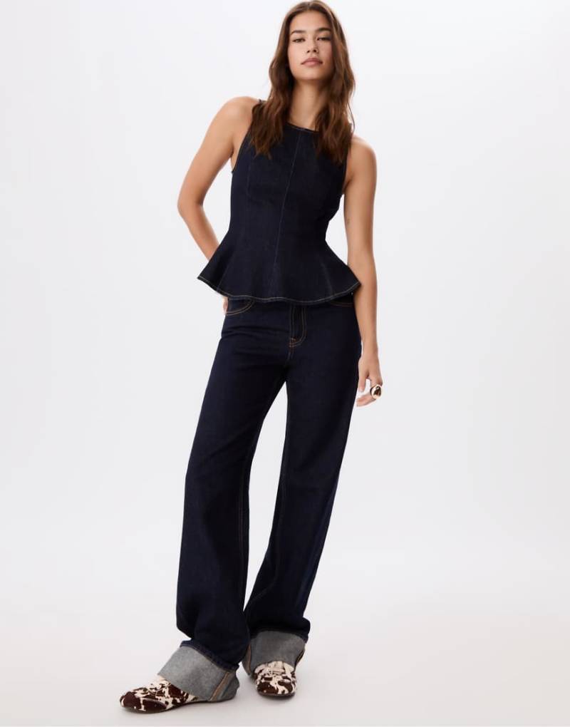 Stradivarius - Ärmelloses Jeans-Schößchenoberteil in überfärbtem Blau Stradivarius - Ärmelloses Jeans-Schößchenoberteil in überfärbtem Blau von Stradivarius
