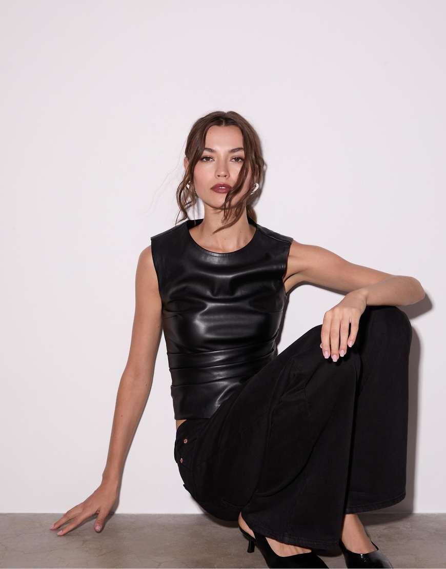 Stradivarius - Ärmelloses Oberteil in Schwarz mit Lederoptik von Stradivarius