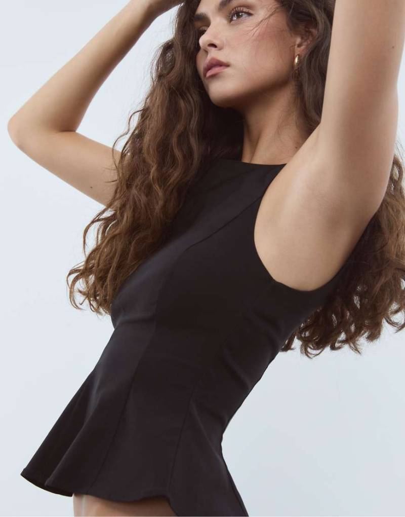 Stradivarius - Ärmelloses Schößchenoberteil in Schwarz von Stradivarius