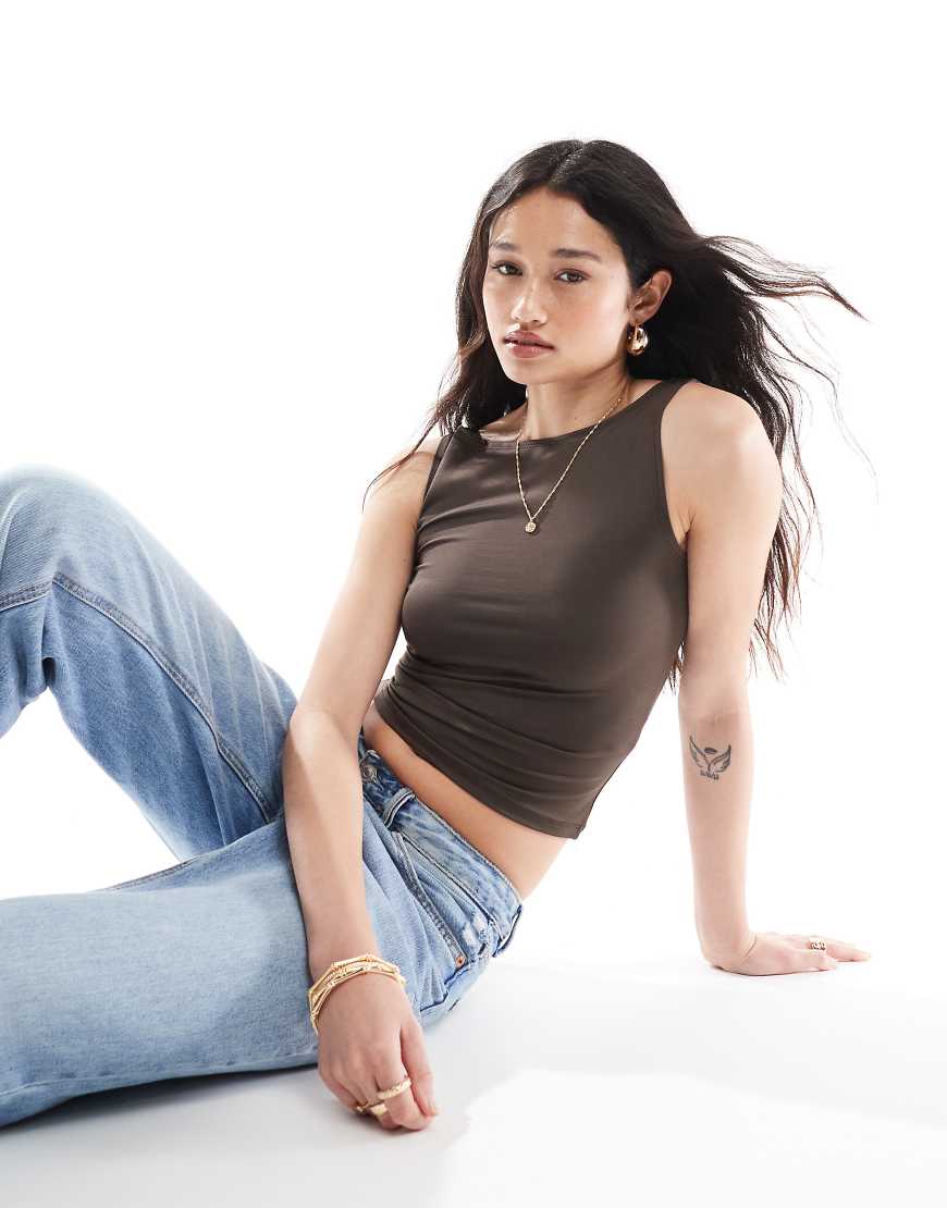 Stradivarius - Ärmelloses T-Shirt in Braun mit U-Boot-Ausschnitt Stradivarius - Ärmelloses T-Shirt in Braun mit U-Boot-Ausschnitt von Stradivarius