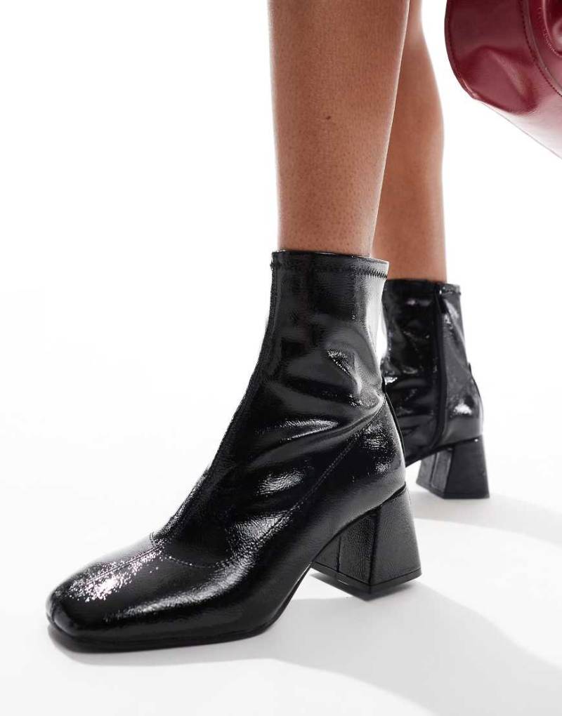 Stradivarius - Absatz-Stiefel in schwarzer Lack-Optik von Stradivarius