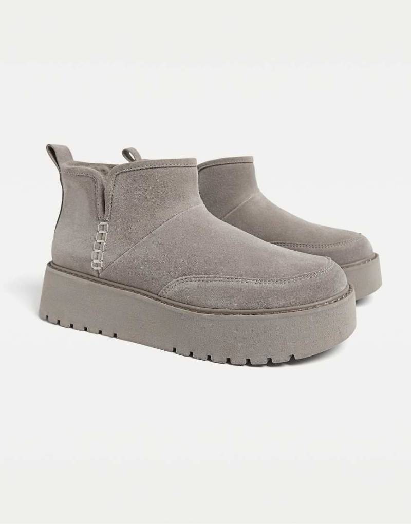 Stradivarius - Ankle-Boots aus Kunstleder in Grau mit Kunstpelz von Stradivarius