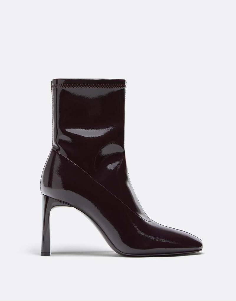 Stradivarius - Ankle-Boots in Burgunderrot mit elastischem Schaft und hohem Absatz von Stradivarius