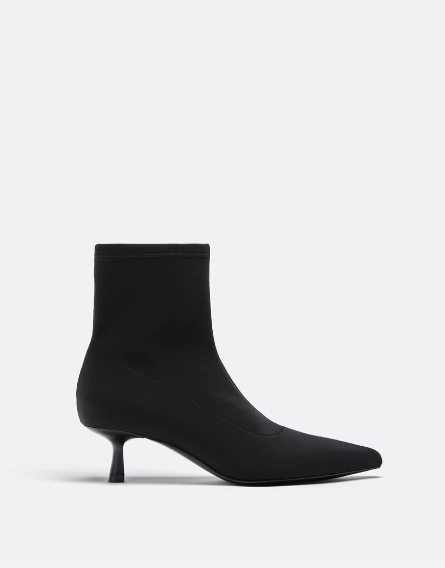 Stradivarius - Ankle-Boots in Schwarz in Neopren-Optik mit Kitten-Absätzen von Stradivarius