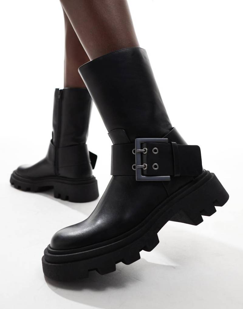 Stradivarius - Ankle-Boots in Schwarz mit Schnallendetail von Stradivarius