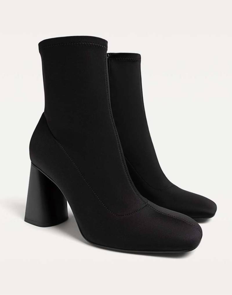 Stradivarius - Ankle Boots in schwarzer Neopren-Optik mit hohen Absätzen von Stradivarius