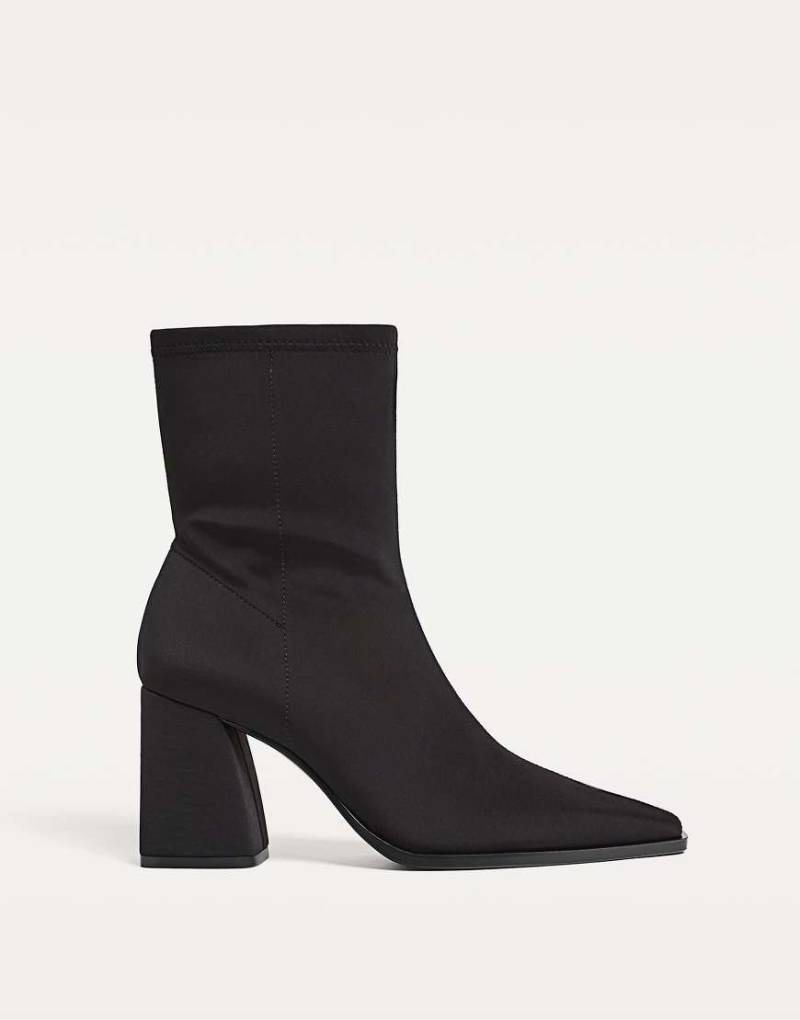 Stradivarius - Ankle Boots in schwarzer Neopren-Optik mit hohen Absätzen von Stradivarius