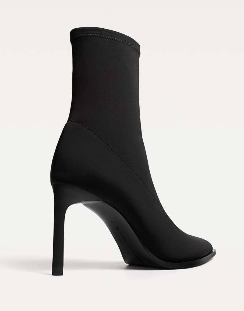 Stradivarius - Ankle Boots mit Stoff und Stilettoabsatz in Schwarz von Stradivarius