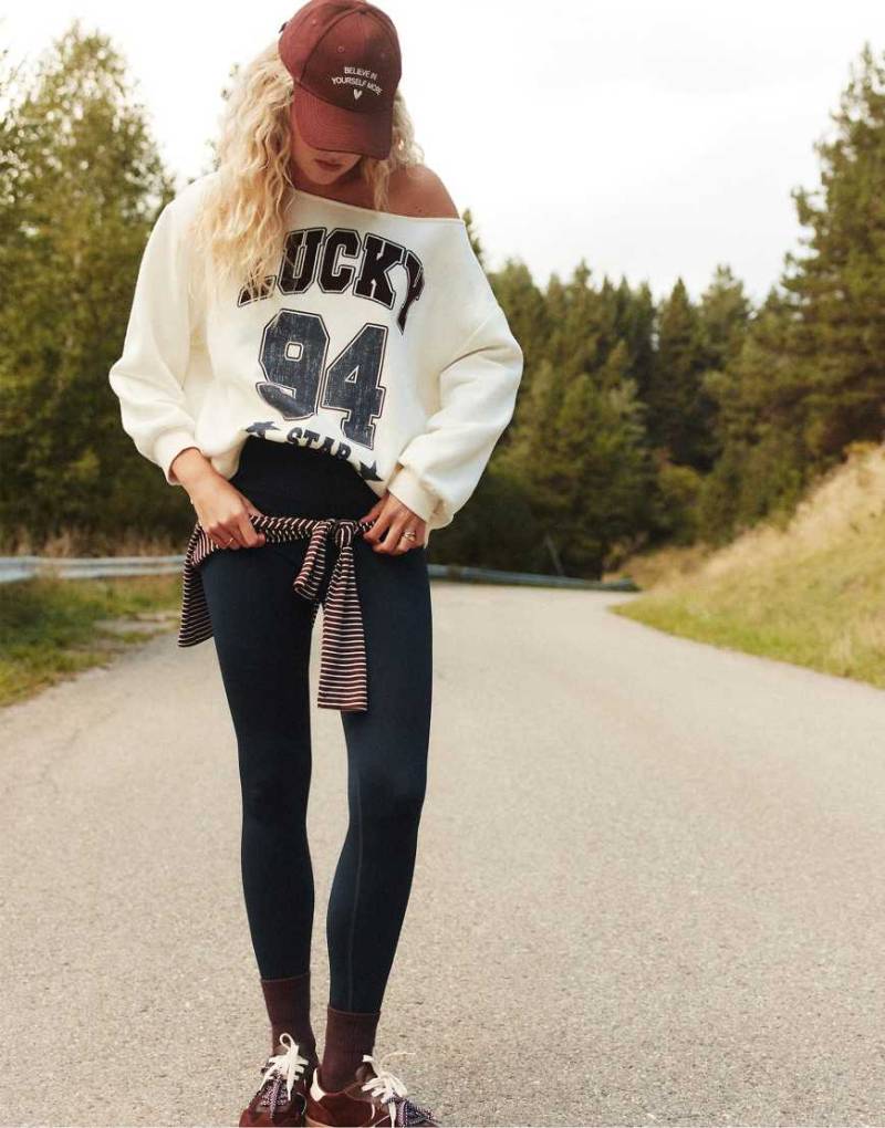 Stradivarius - Asymmetrisch geschnittenes Sweatshirt in Vanillegelb mit Print-Weiß von Stradivarius