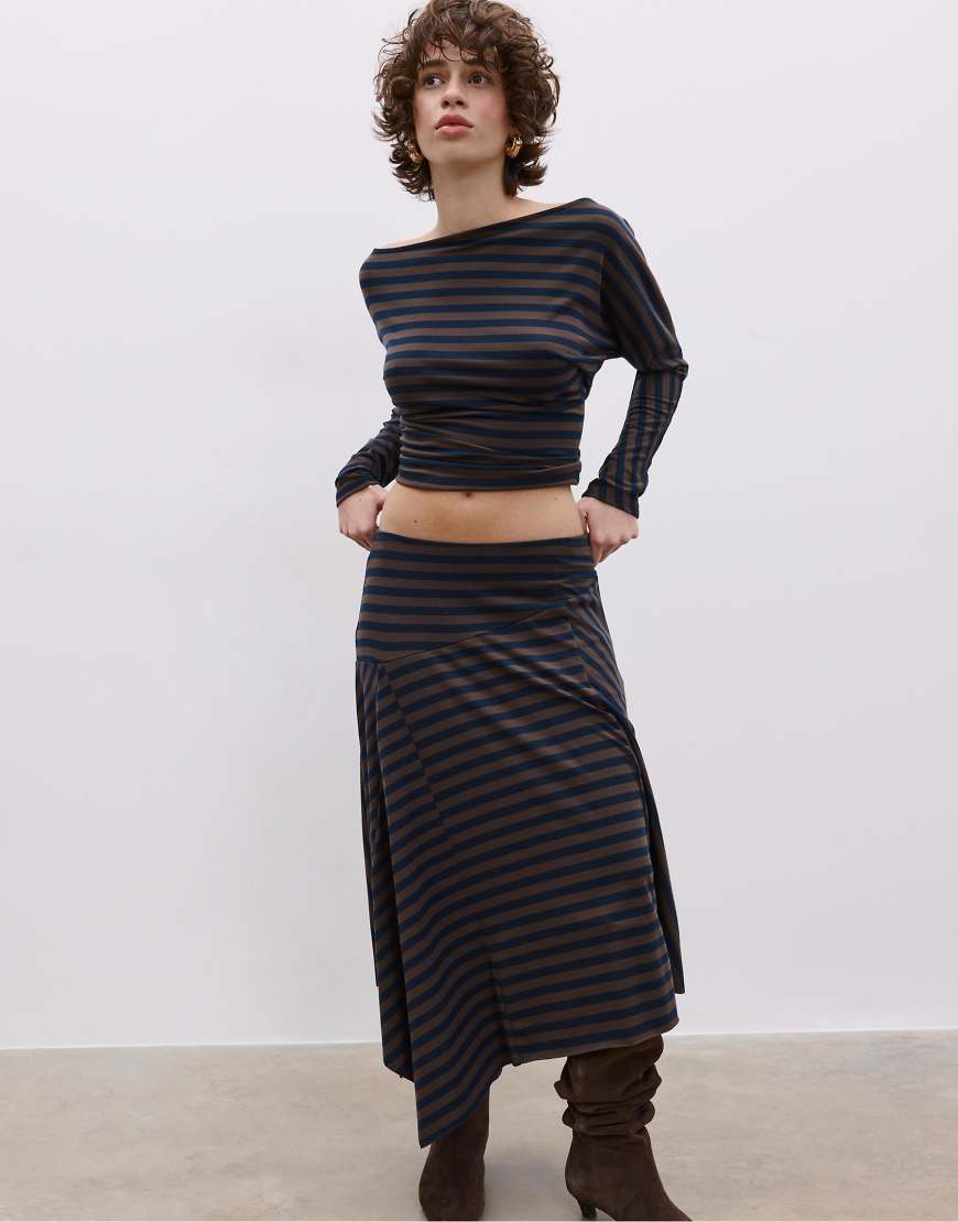 Stradivarius - Asymmetrischer, gestreifter Maxirock in Marineblau von Stradivarius