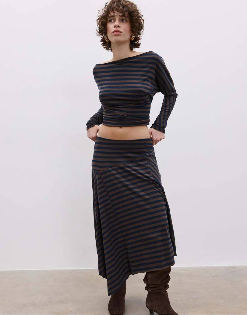 Stradivarius - Asymmetrischer, gestreifter Maxirock in Marineblau von Stradivarius