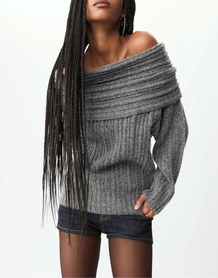 Stradivarius - Asymmetrischer, schulterfreier Strickpullover in Grau von Stradivarius