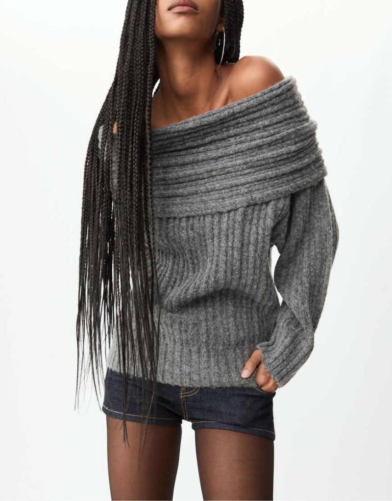 Stradivarius - Asymmetrischer, schulterfreier Strickpullover in Grau Stradivarius - Asymmetrischer, schulterfreier Strickpullover in Grau von Stradivarius