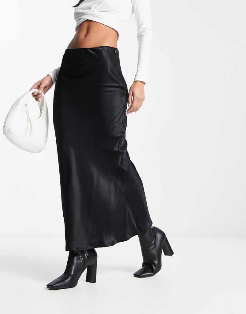 Stradivarius - Asymmetrischer Satin-Midirock in Schwarz von Stradivarius