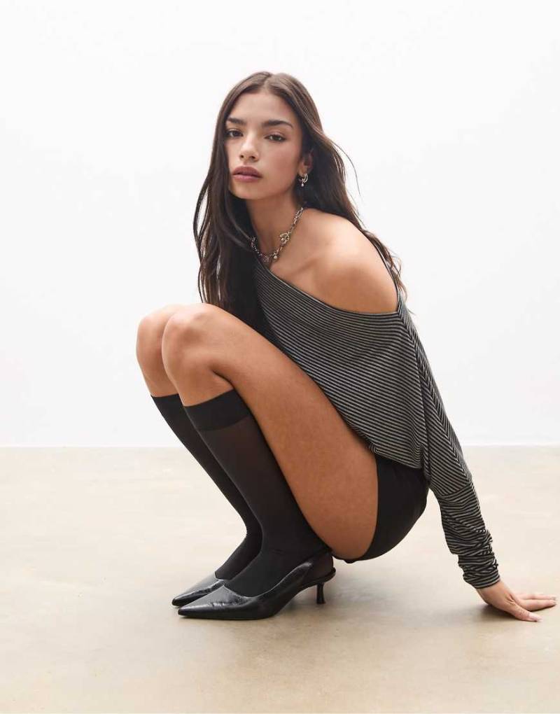 Stradivarius - Asymmetrisches, gestreiftes T-Shirt aus Modal in Dunkelgrau von Stradivarius