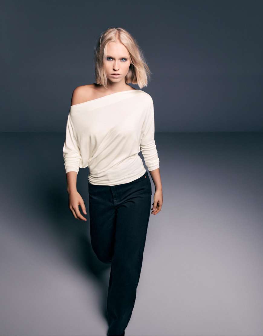 Stradivarius - Asymmetrisches T-Shirt aus Modal in Ecru-Weiß von Stradivarius