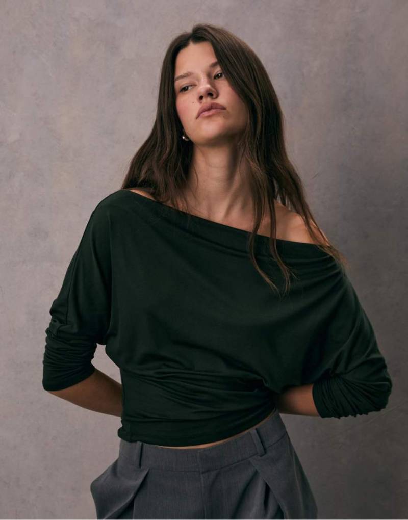 Stradivarius - Asymmetrisches T-Shirt aus Modal in Grün Stradivarius - Asymmetrisches T-Shirt aus Modal in Grün von Stradivarius