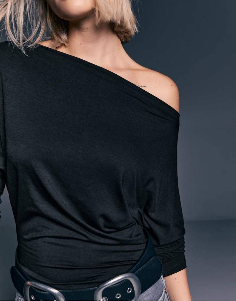 Stradivarius - Asymmetrisches T-Shirt aus Modal in Schwarz von Stradivarius