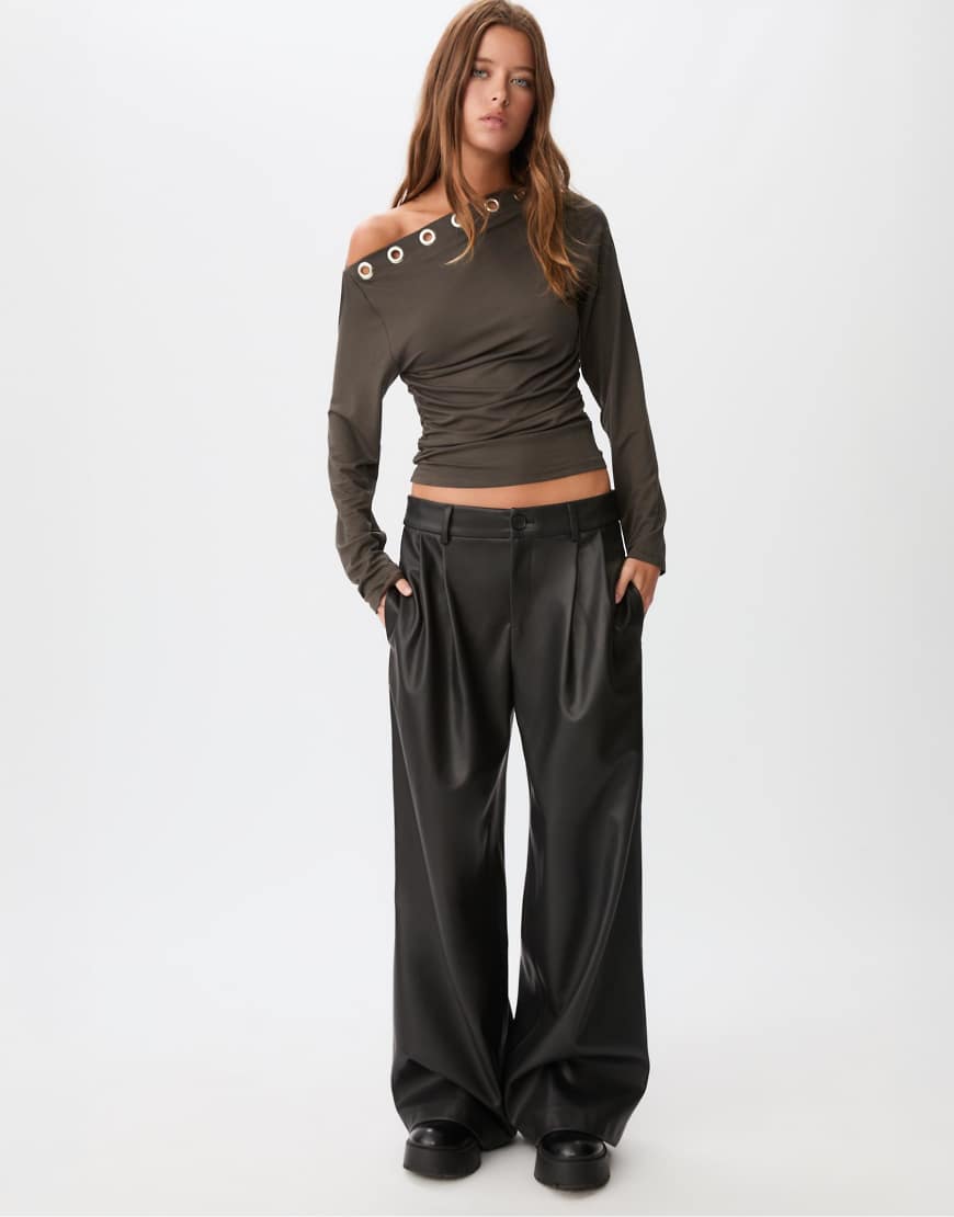 Stradivarius - Asymmetrisches T-Shirt in Braun mit Ösen-Design-Brown von Stradivarius