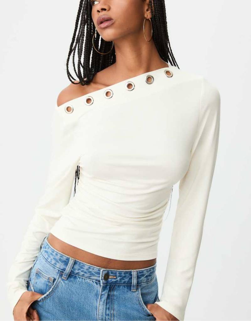 Stradivarius - Asymmetrisches T-Shirt in Ecru mit Ösen-Weiß von Stradivarius