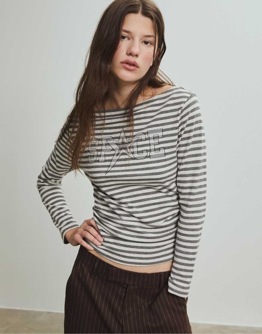 Stradivarius - Asymmetrisches T-Shirt in meliertem Grau mit platziertem Print von Stradivarius