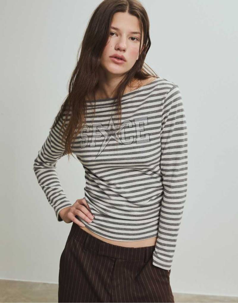 Stradivarius - Asymmetrisches T-Shirt in meliertem Grau mit platziertem Print von Stradivarius