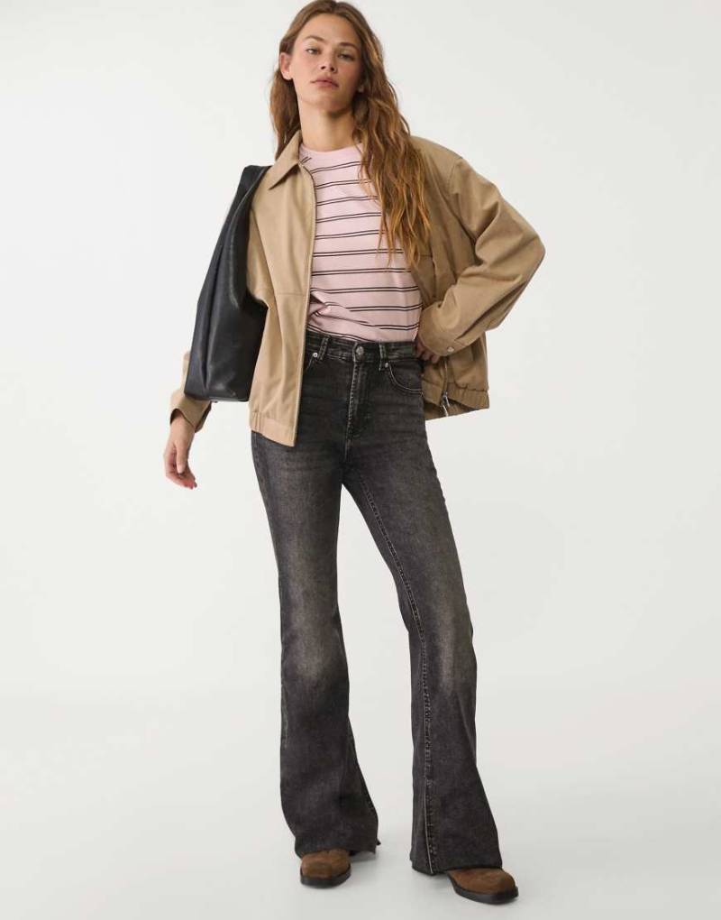 Stradivarius - Ausgestellte Jeans in Dunkelgrau mit Saumschlitz von Stradivarius