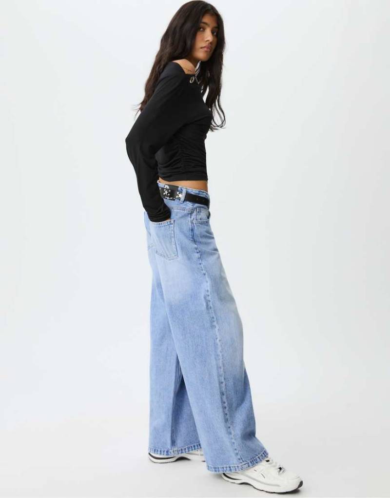 Stradivarius - Baggy Jeans aus mittelhellblauem Denim von Stradivarius