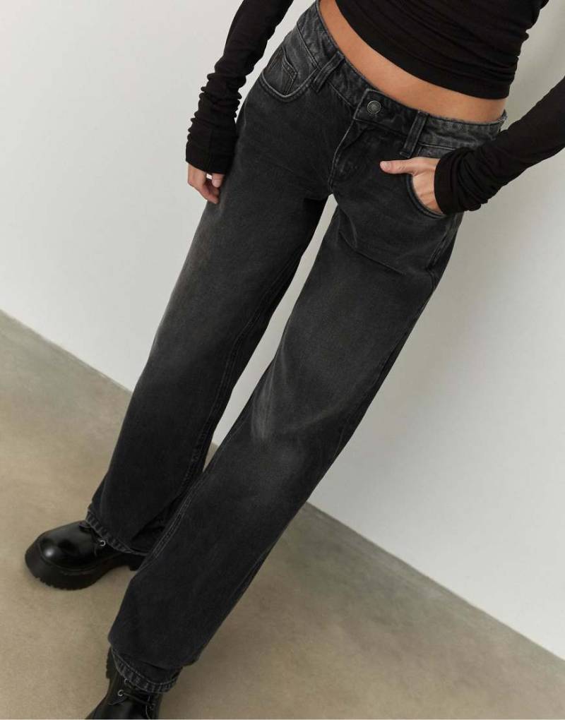 Stradivarius - Baggy-Jeans aus schwarzem Denim in verwaschener Optik mit mittelhohem Bund-Grau von Stradivarius