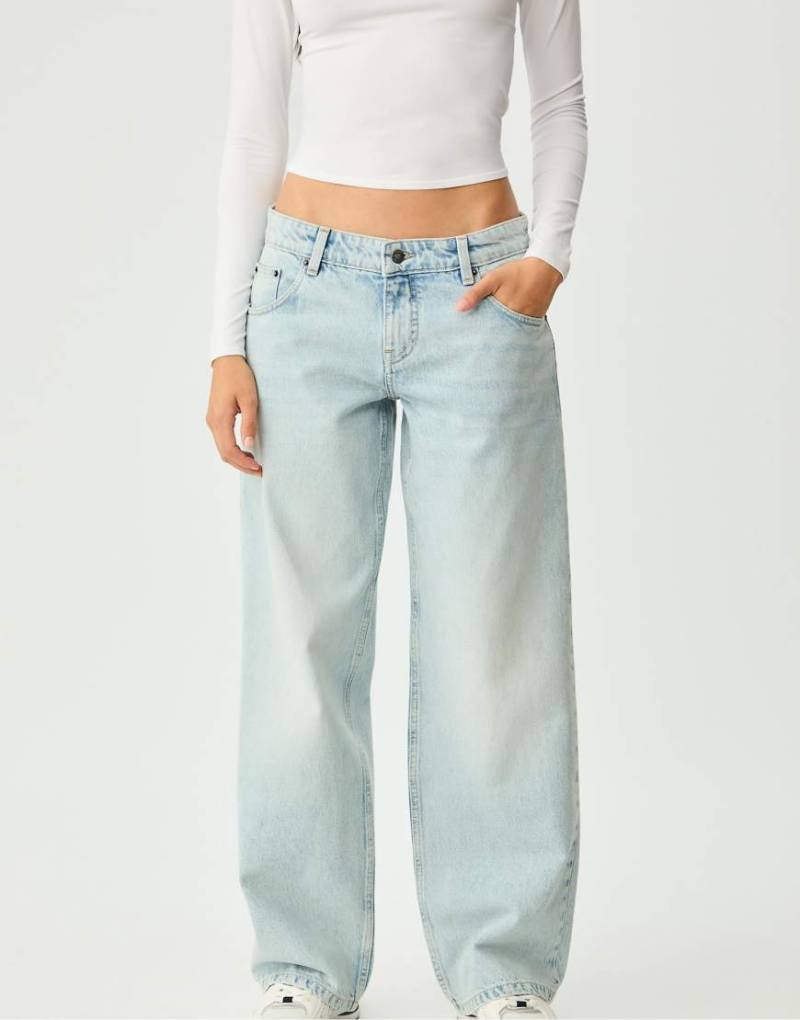 Stradivarius - Baggy-Jeans in heller Bleich-Waschung mit mittelhohem Bund-Blau von Stradivarius