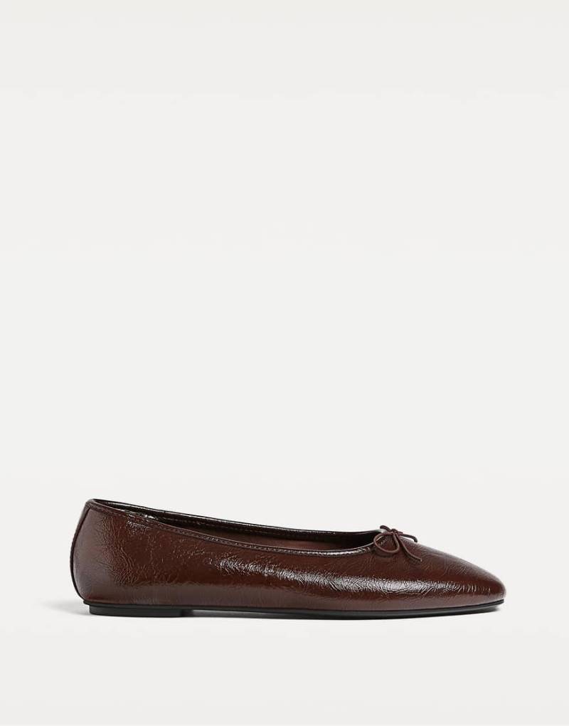 Stradivarius - Ballerinas in Burgunderrot mit Lackleder-Finish von Stradivarius