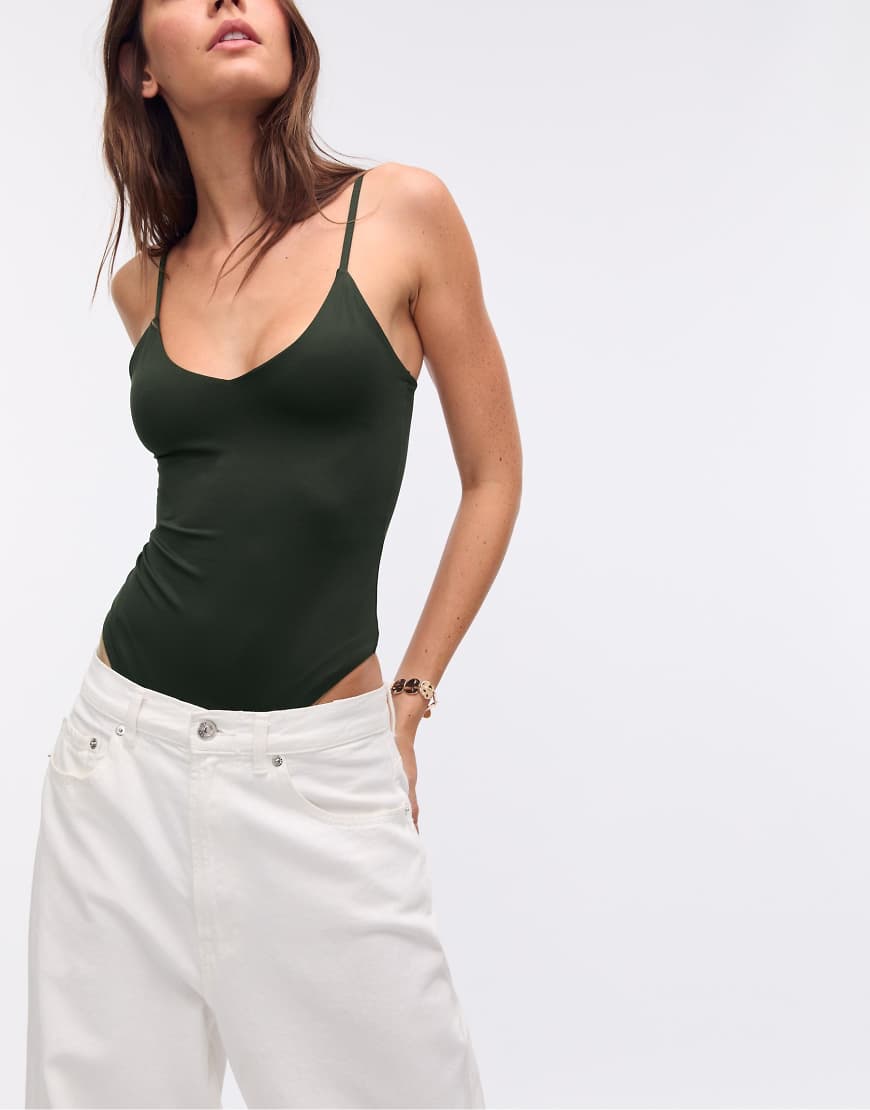 Stradivarius - Basic-Body in Grün mit Riemchenträgern Stradivarius - Basic-Body in Grün mit Riemchenträgern von Stradivarius