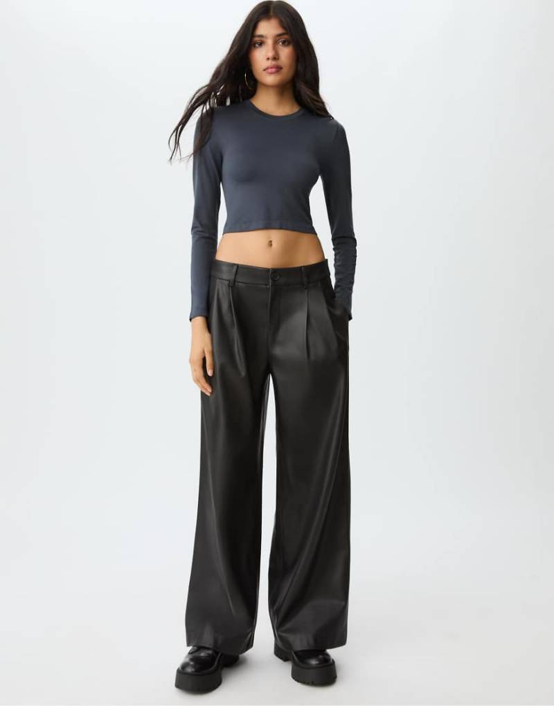 Stradivarius - Basic - Cropped-T-Shirt in Dunkelgrau von Stradivarius