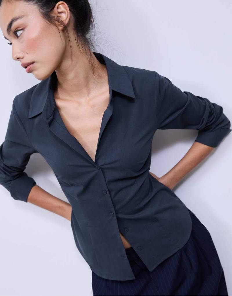 Stradivarius - Basic - Figurbetonte Hemdbluse in Marineblau von Stradivarius