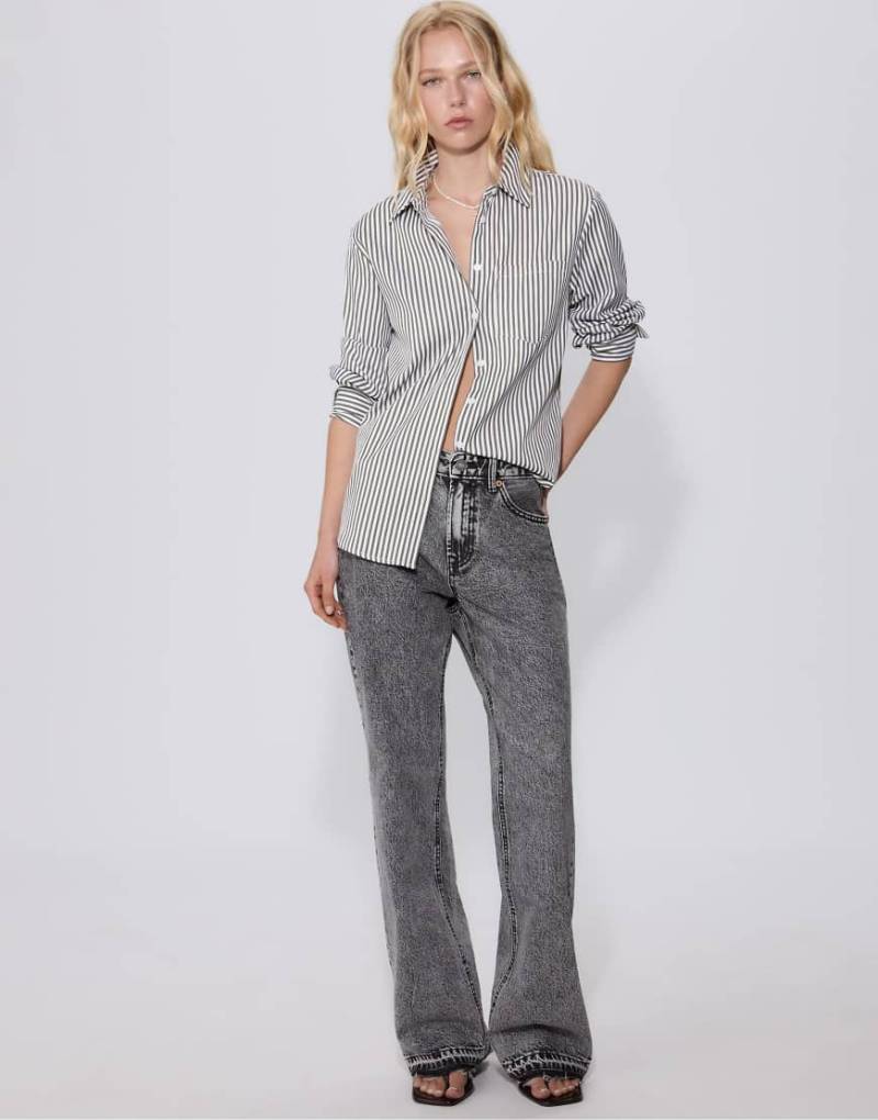 Stradivarius - Basic-Hemdbluse aus Popeline in gestreiftem Flaschengrün mit Brusttasche von Stradivarius