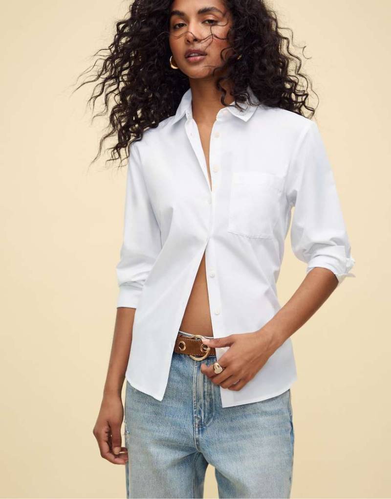 Stradivarius - Basic-Hemdbluse aus weißem Popeline mit Tasche von Stradivarius