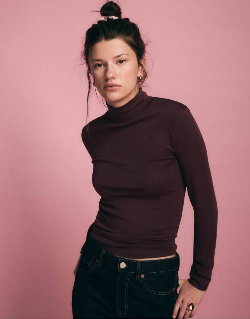 Stradivarius - Basic - Hochgeschlossenes T-Shirt in Aubergine-Lila von Stradivarius